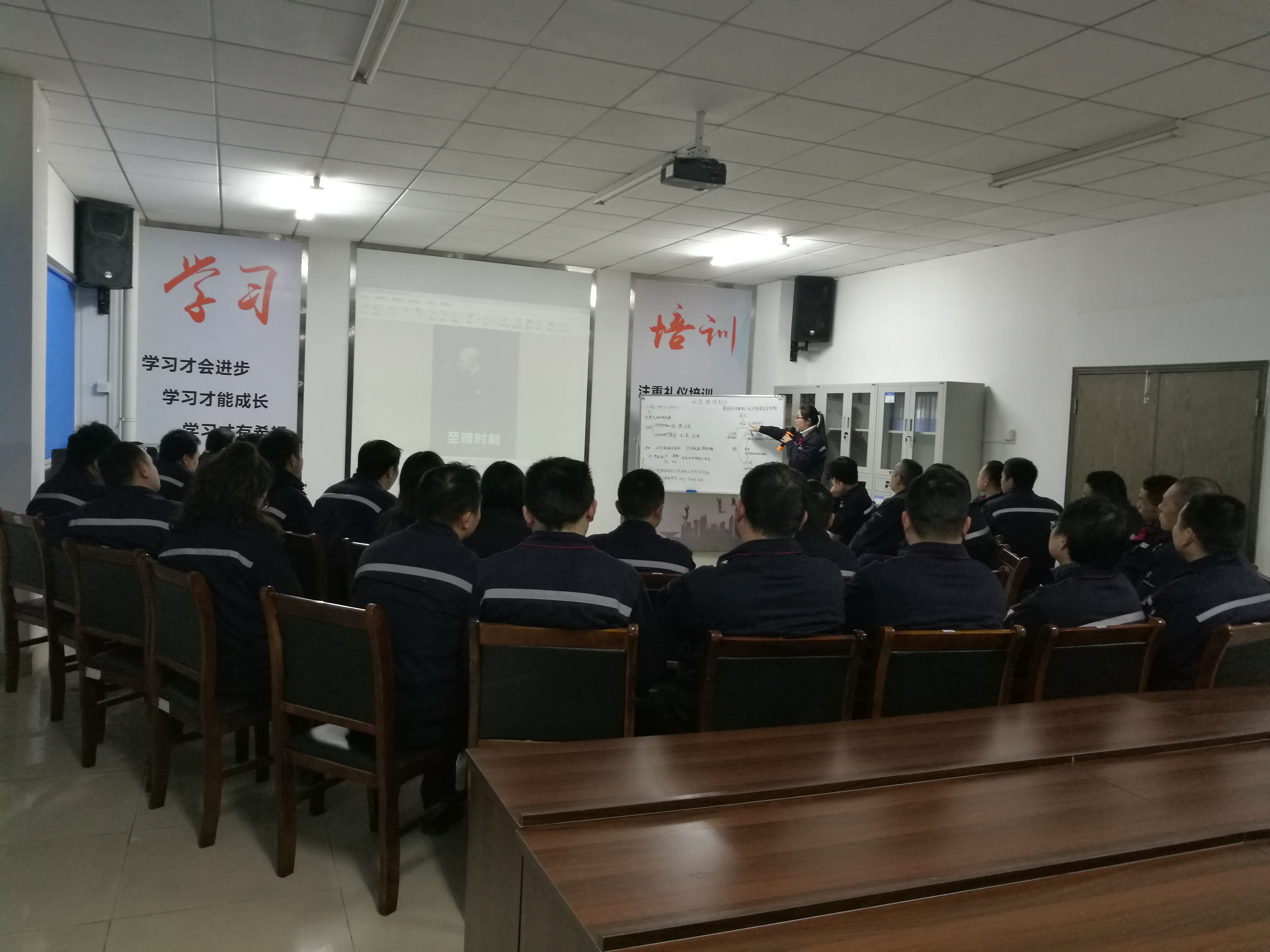 觀影《至暗時(shí)刻》——世上無難事，只要肯攀登